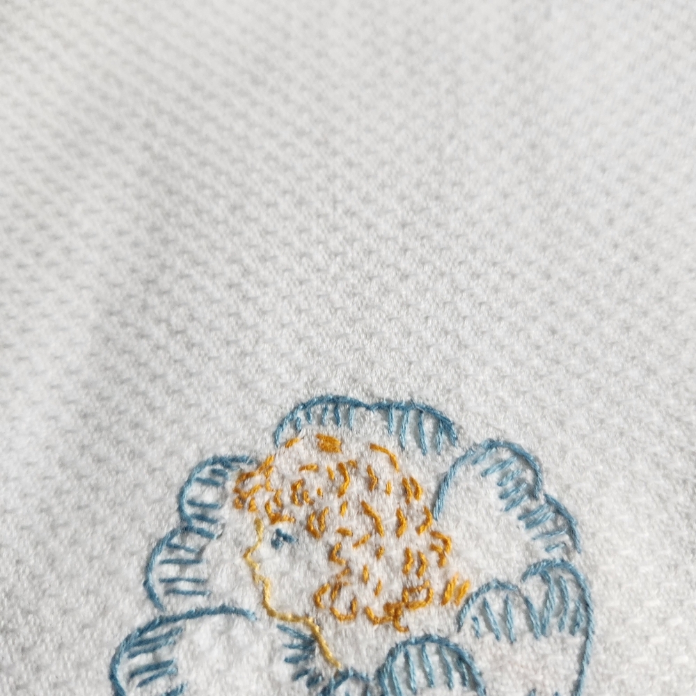 VINTAGE CROSS STITCHED AND EMBROIDERED COTTON HUCK GUEST HAND TOWEL - Picture 5 of 5